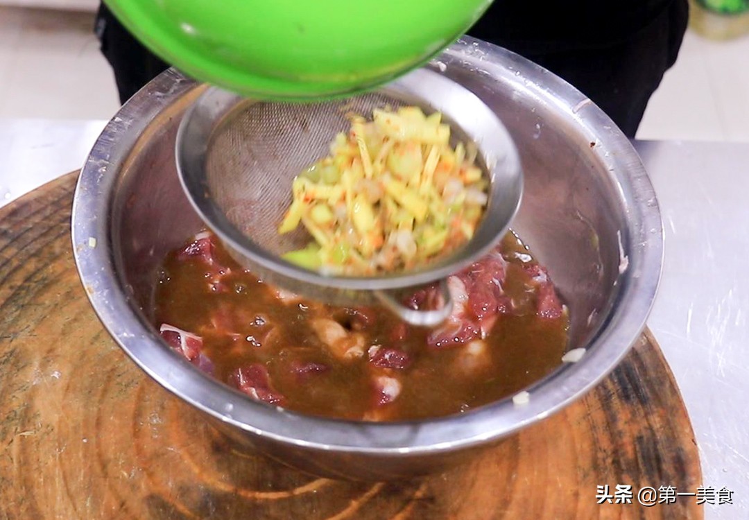 图片[7]-烤羊肉串就做法步骤图 鲜嫩多汁-起舞食谱网