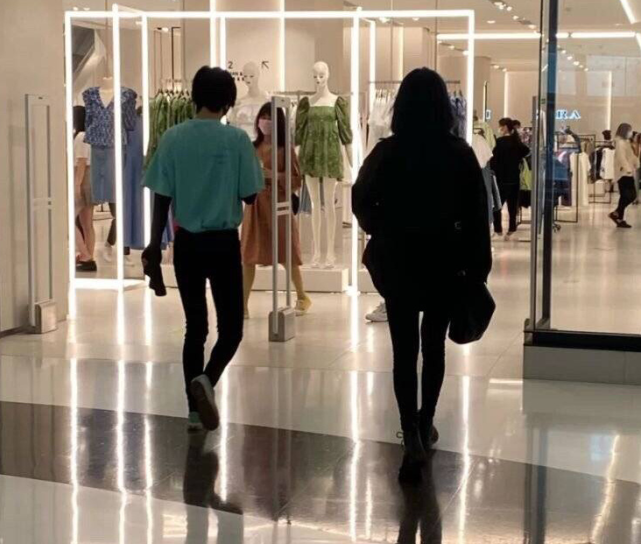 THE9轮班制陪逛街暴露“团宠”与虞书欣无关，看