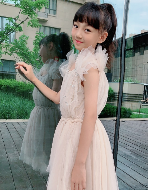 小山竹长大了，小时候的娃娃脸变成瓜子脸，美得让人认不出来了