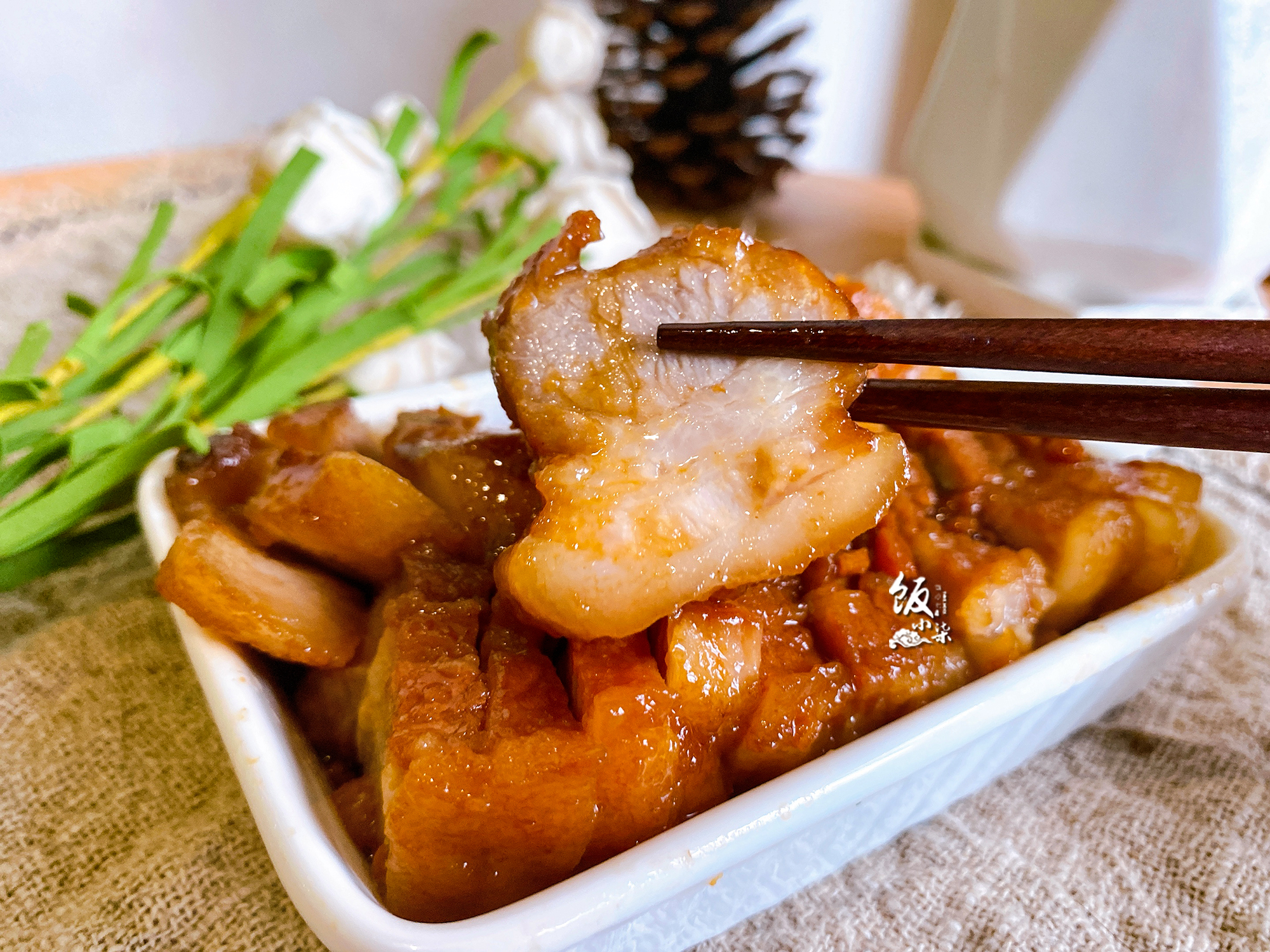 把整块五花肉放电饭锅里，焖30分钟出锅，把家人都“馋坏了”