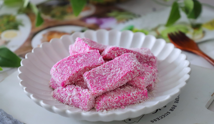 1個火龍果，1盒牛奶，教你做這個簡單的甜品，奶香濃郁入口即化