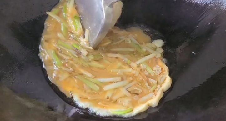 韭黄滑蛋，广东很出名的做法，又嫩又滑又好吃，太香了