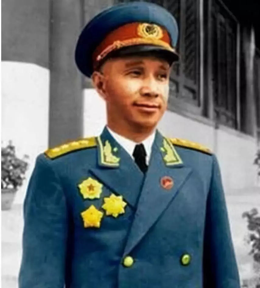 70年代，粟裕参观诺曼底遗址，问了4个问题，把法国专家问懵了