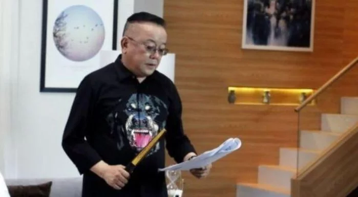 70岁王刚生活不易，妻子一月花上百万，和儿子相