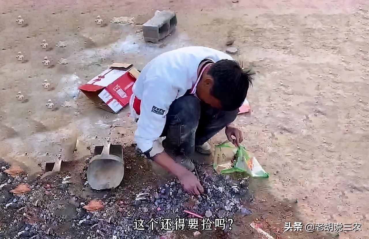 山东拉面哥被迫停业恳求放过，“疯狂”的自媒体人：你们该回家了