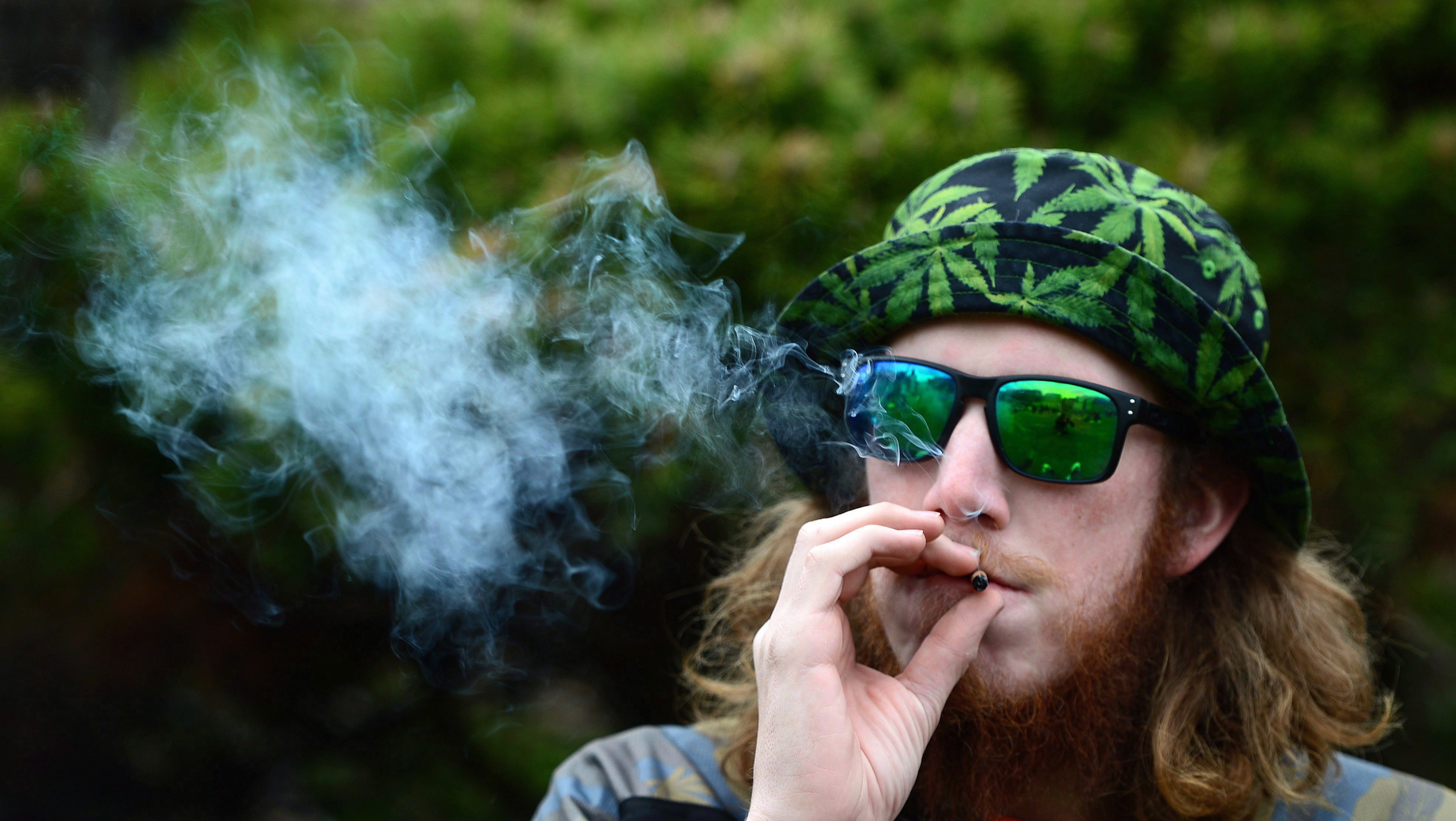研究显示抽大麻者患新冠后症状更轻，加拿大这次赢“麻”了?