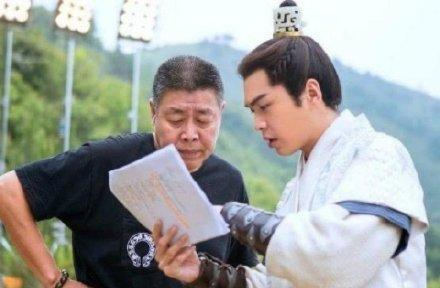 张若昀的跌宕人生，跟着爷爷奶奶长大，连结婚父亲都没有出席