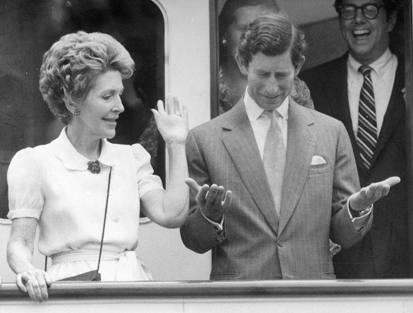 24岁戴安娜访美，在白宫和英俊小生共舞，查尔斯