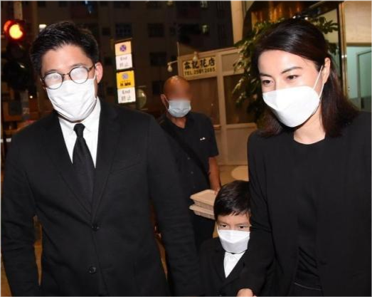 霍启刚抱女儿坐地铁感受生活，三岁霍中妍越长越美太像奶奶朱玲玲