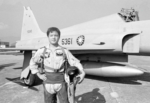 黄植诚驾百万战机回归大陆，受邓小平亲切接见