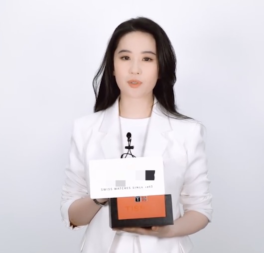 刘亦菲近照曝光，穿白色西装显脖子粗短，双下巴呼之欲出疑似变胖
