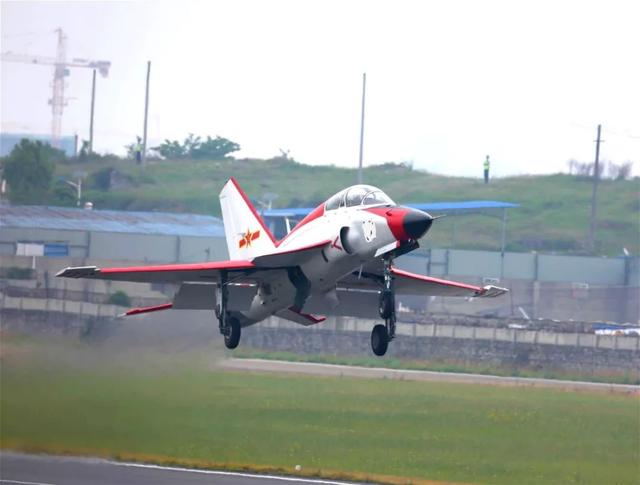 山东舰机库曝光，与辽宁舰有啥不同？标配24架歼