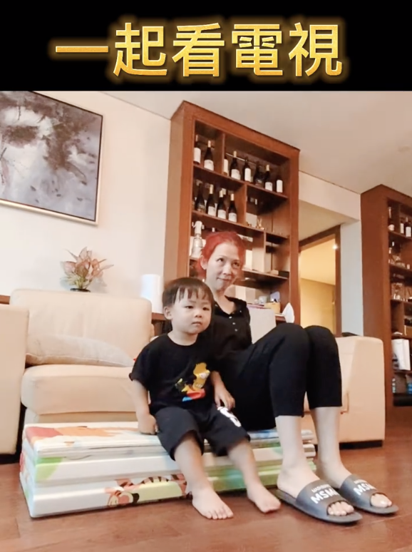 蔡少芬整蛊儿子超开心，故意推挤鱼蛋落地，高冷boy却罕见露笑容