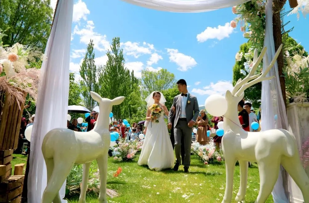 平凉广成大酒店唯美的草坪婚礼，属于你们的专属回忆