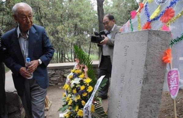 一个日本人死后，抗战军民冒死抢回遗体，将之葬入烈士陵园祭奠