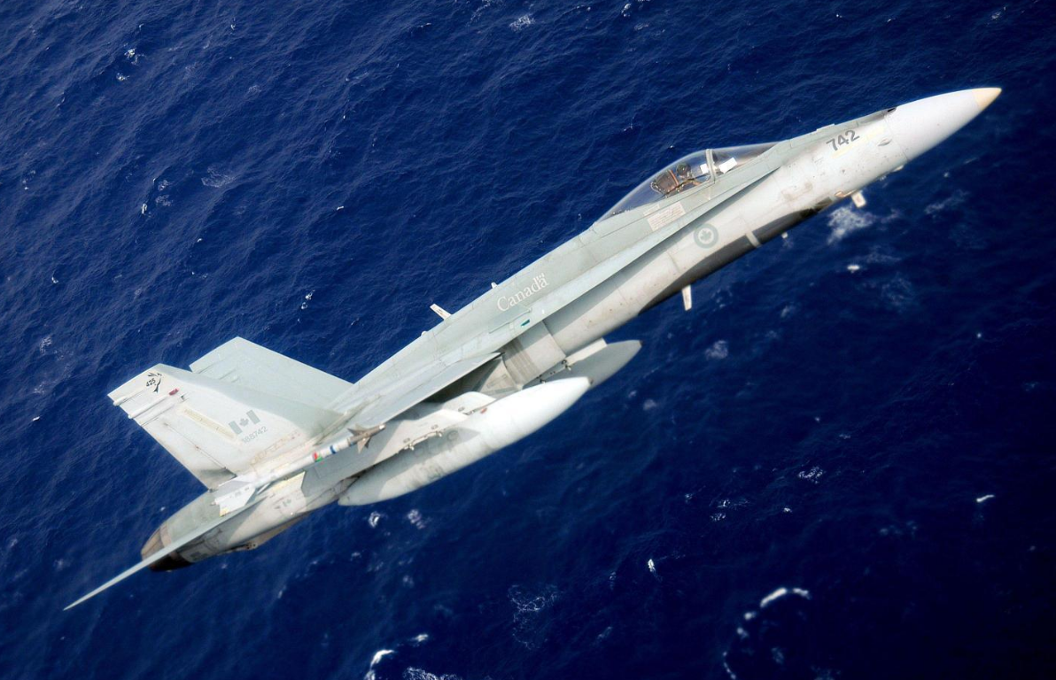 美军新版F18战机亮相，罕见公开座舱结构，先进