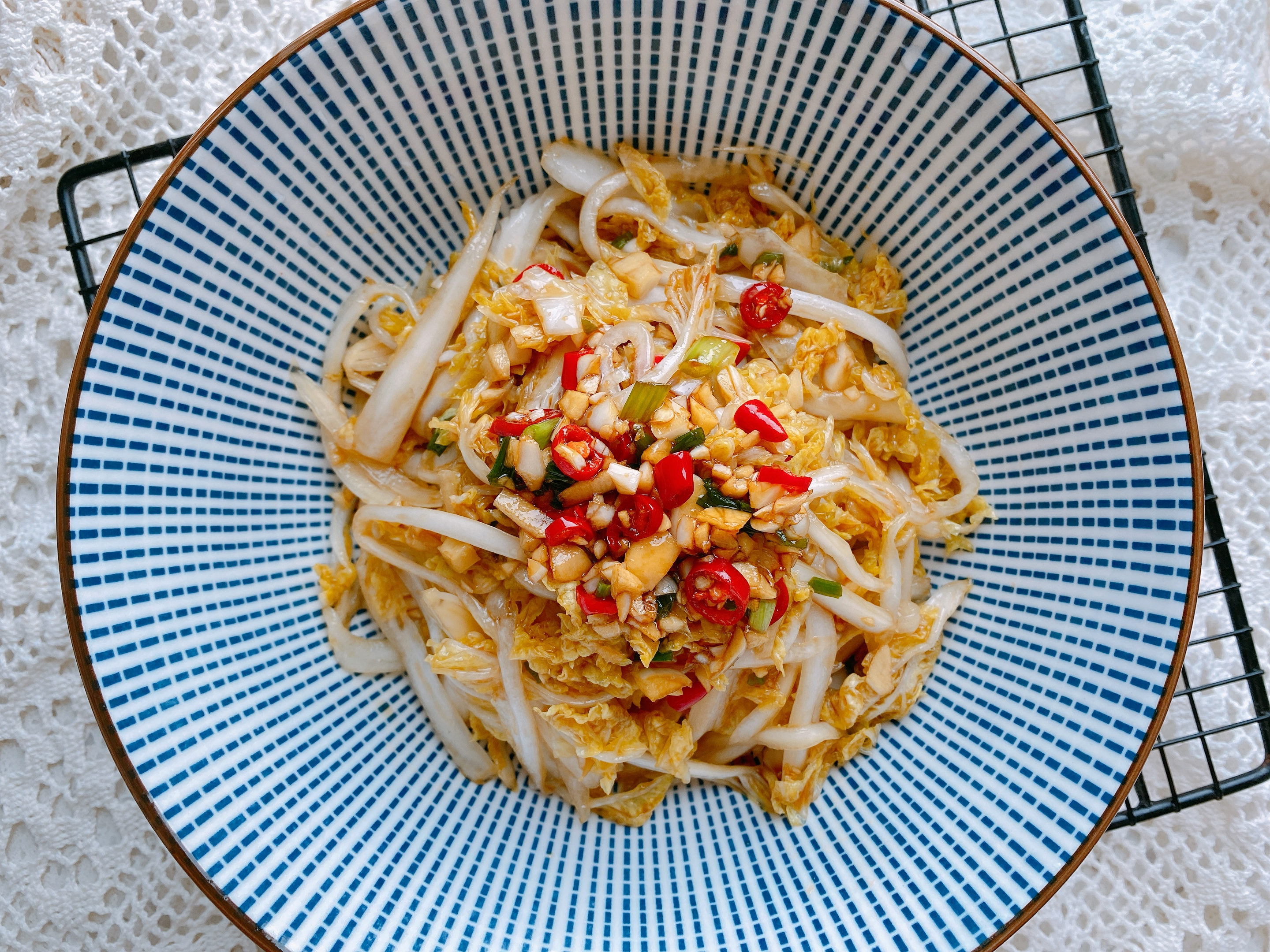 天氣熱沒胃口，試試這道菜，1分鐘就能學會，酸辣鮮香，脆爽開胃