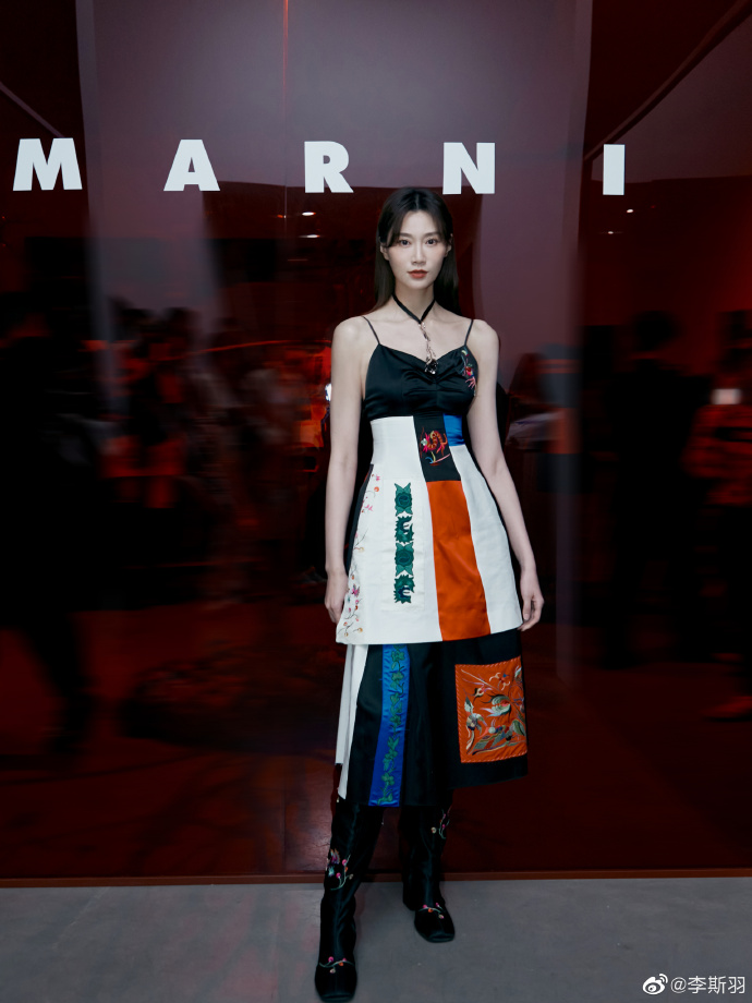 82米,李斯羽自然是出身于模特,而且其参加过央视的《幸运52》,并连续