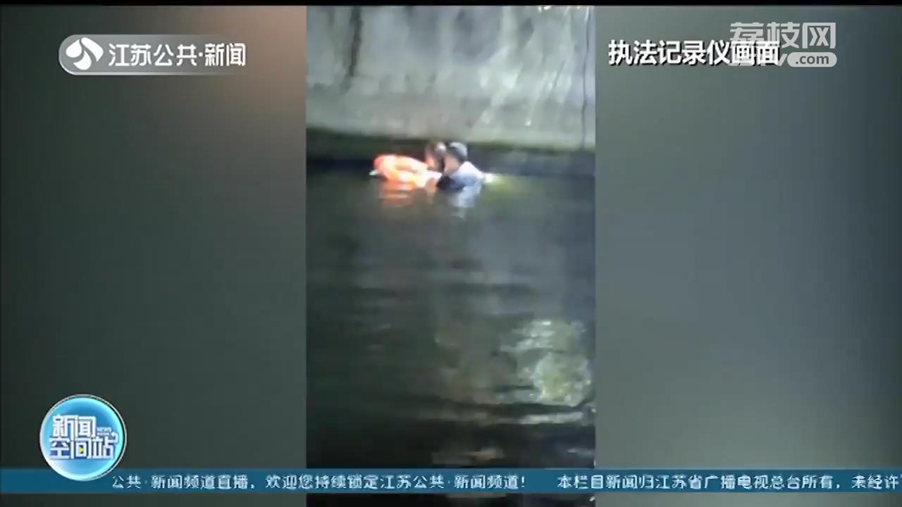 老人酒后落水 民警从四米高驳岸跳下救援 被赞“小伙子你太勇敢了！”
