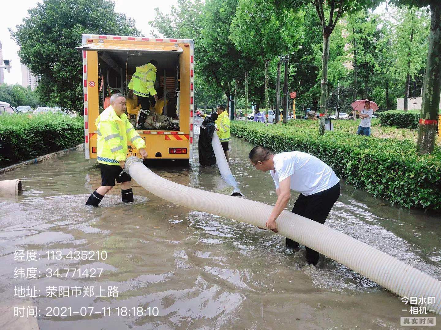 荥阳交通人暴风雨中的坚守