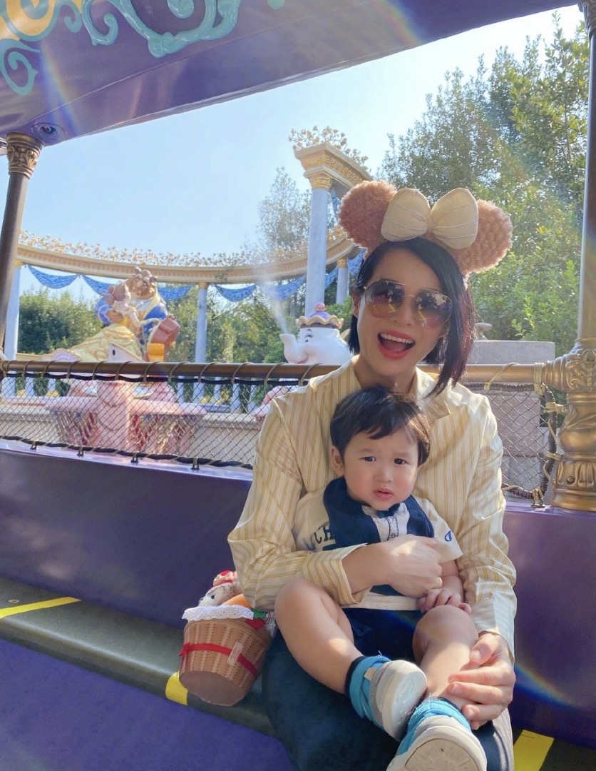 胡杏儿分享另类全家福，夫妻俩分居两地，一家四口每天视讯解相思