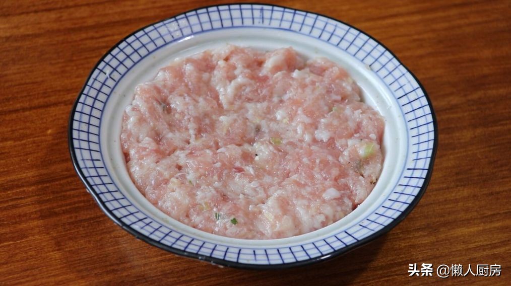 在飯店吃飯發現鹹蛋黃蒸肉餅，回家復刻了這道菜，沒想到很好吃