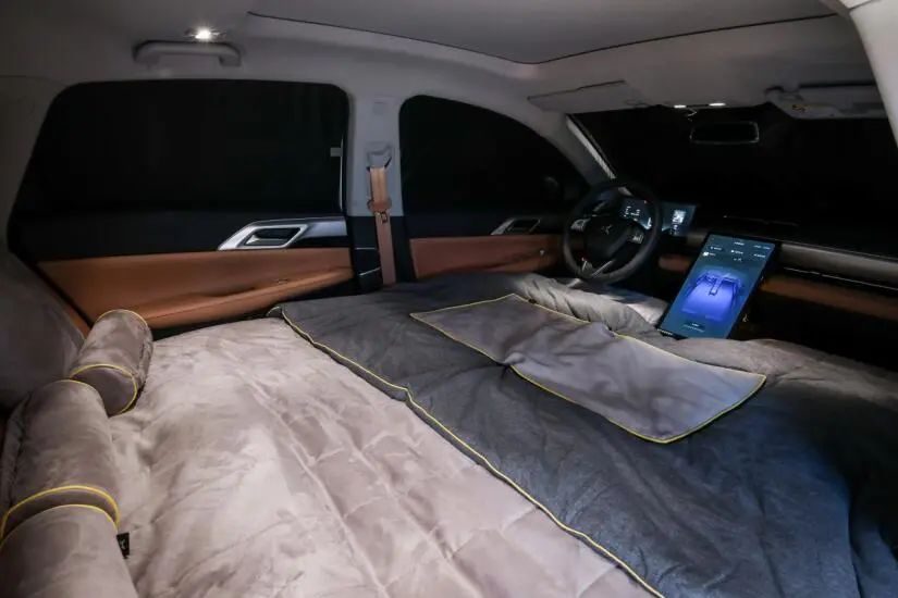 小鹏P5除了能在车里躺平睡觉看电影，还有什么过人之处？