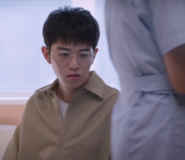 凌霄发现准妹夫的坏毛病，当着李尖尖的面也不收敛，凌霄不忍着了
