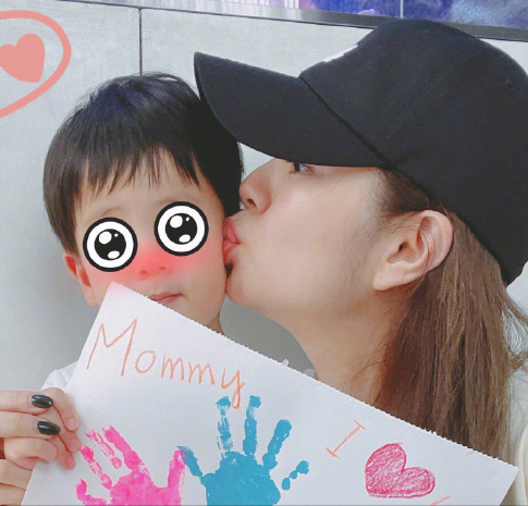 安以軒曬子女近照，66提前送母親節禮物，女兒娃寶側臉和媽媽超像