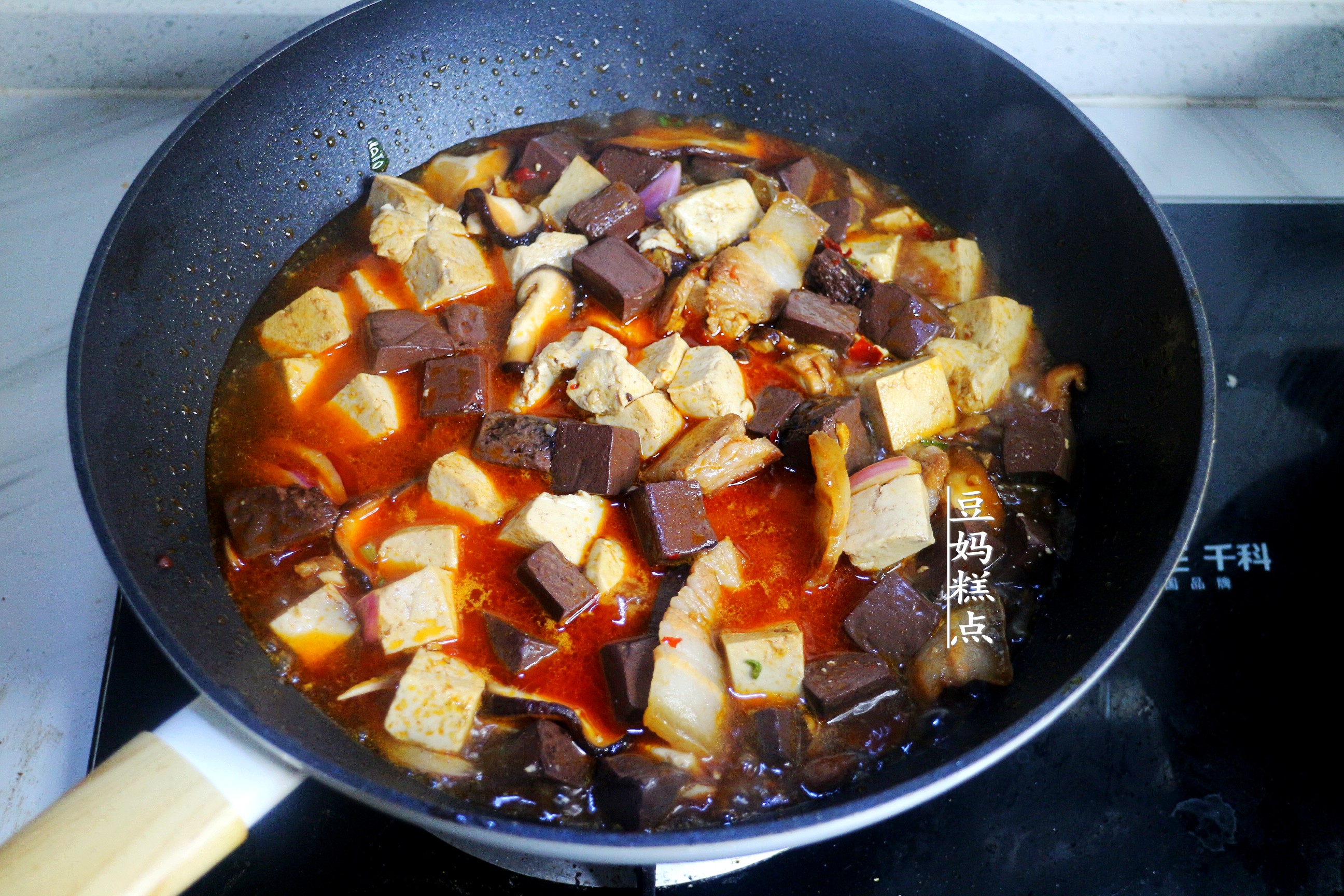 It’s almost the beginning of winter, the tofu is stewed like this, it’s warm and home-cooked, and I love it since childhood.