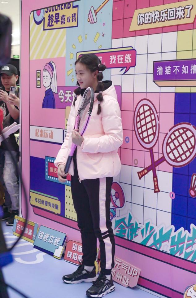 森碟罕見扎雙馬尾太俏皮，五官長開簡直田亮翻版，腿長優勢很明顯