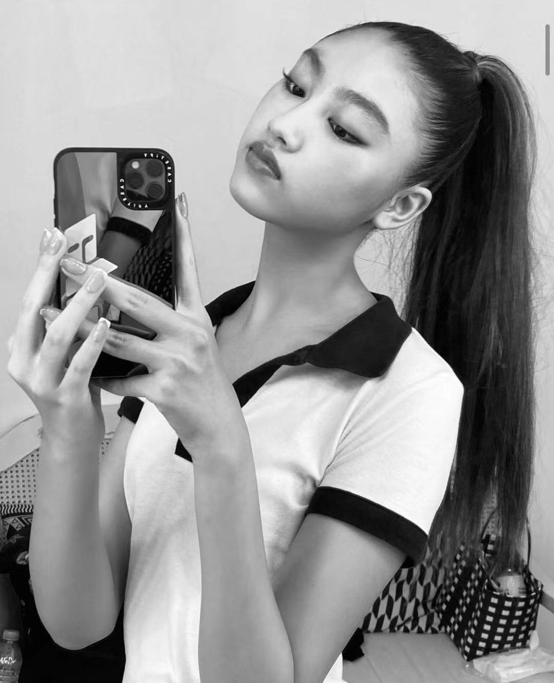 任达华16岁女儿褪去稚气，画大红唇晒女人味，慢慢从清纯变美艳