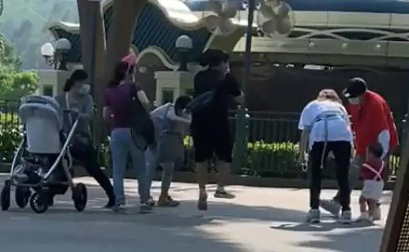 古巨基一家三口罕見出遊，公園自拍溫馨有愛，太太親力親為抱兒子