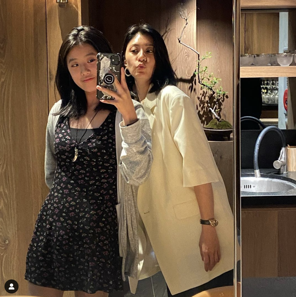 賈靜雯帶三個女兒牧場遊玩，梧桐妹雙手拎起咘咘波妞，姐姐力max