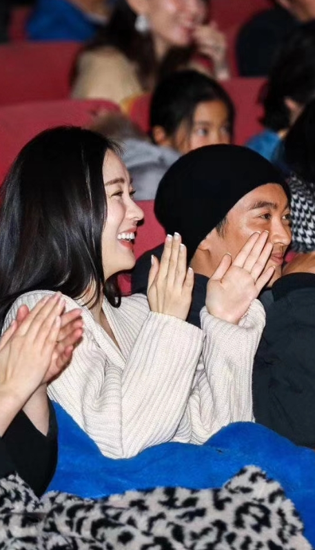 霍思燕杜江兒子演音樂劇，嗯哼一身王子裝扮站C位，被讚太像李現