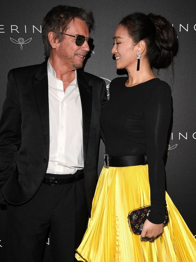 巩俐拍老公好甜，没想到2021年第一把狗粮来自巩