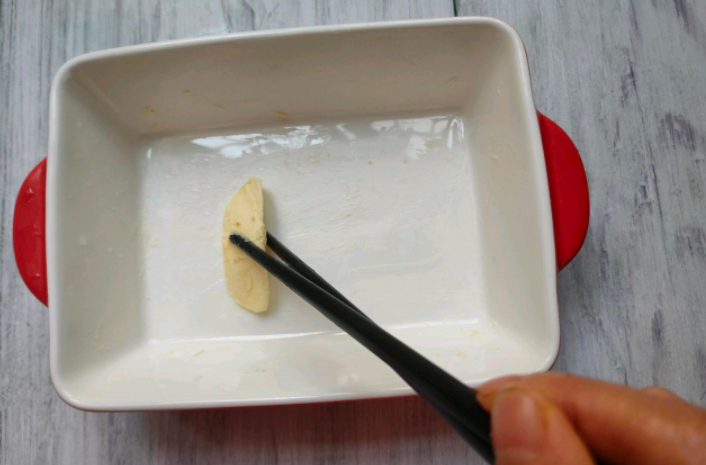 剩下的吐司不知道怎么吃？学会这个烤吐司布丁，酸甜好吃