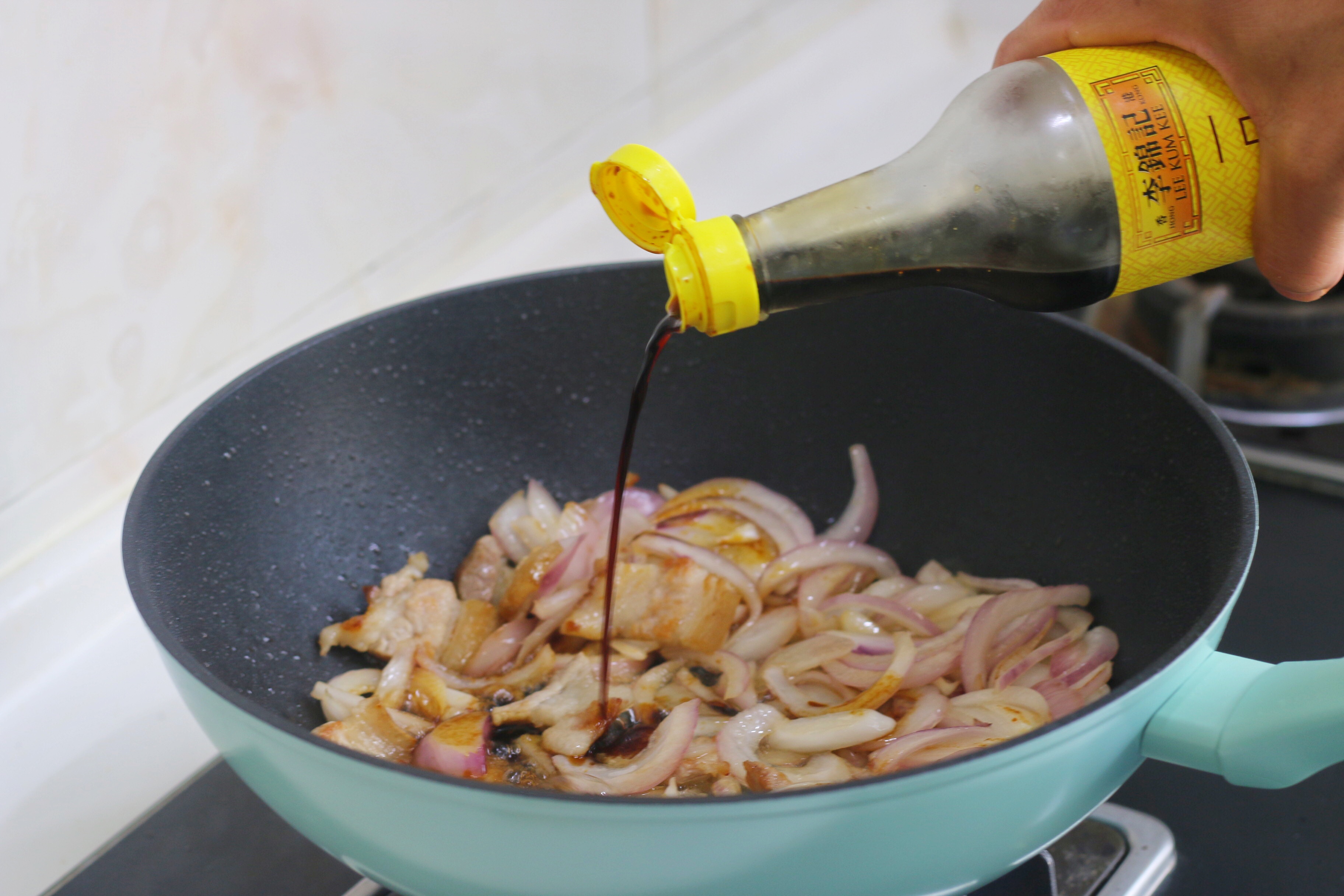 炒麵時，麵條先蒸再炒，根根分明，好吃入味，味道不比飯店差