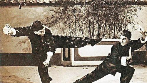 当年王晶为讽刺电影市场，拍了一部港片，把电