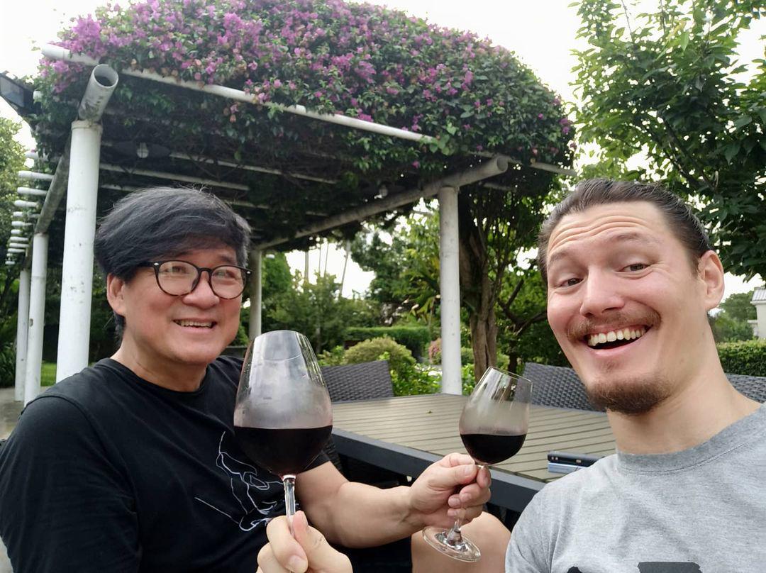 周华健儿子晒照被嘲，父子同框像兄弟，网友：混血儿子都长残了