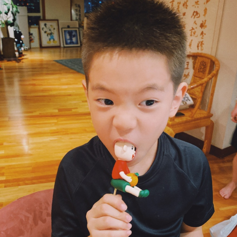 霍思燕儿子悄咪咪长大啦，嗯哼长相越像爸爸，肉嘟嘟圆脸可爱十足