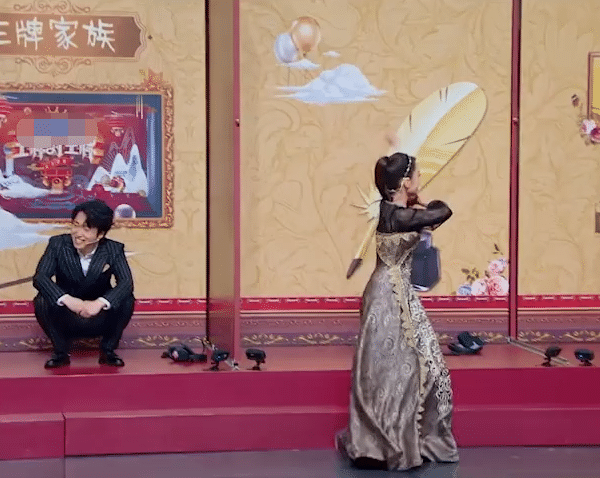 女星为啥都喜欢穿长裙？吉娜上《王牌》，无意看清鞋子，真相了