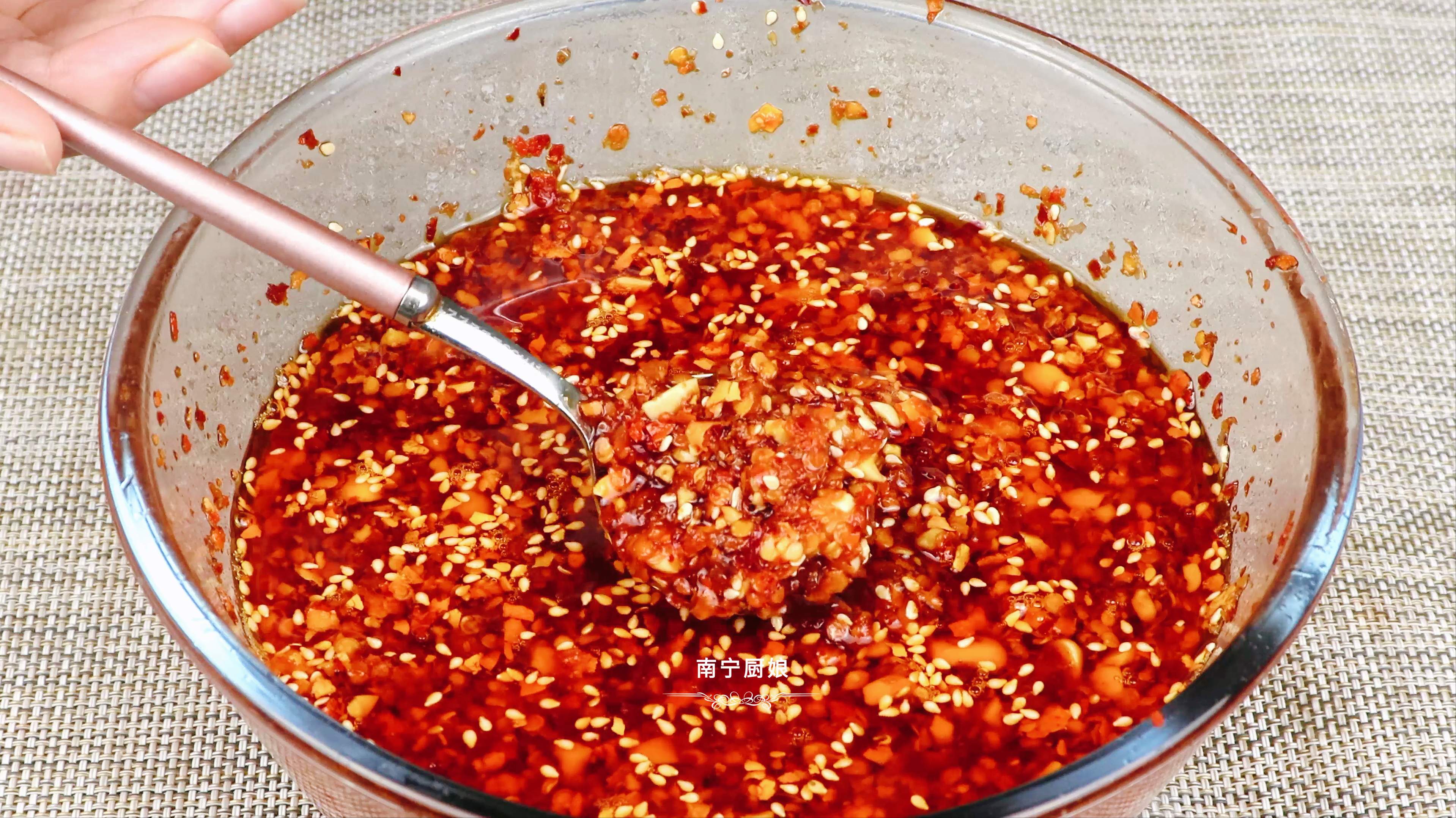 做辣椒油時，一定不要直接潑熱油，多做一步，辣椒油想不好吃都難
