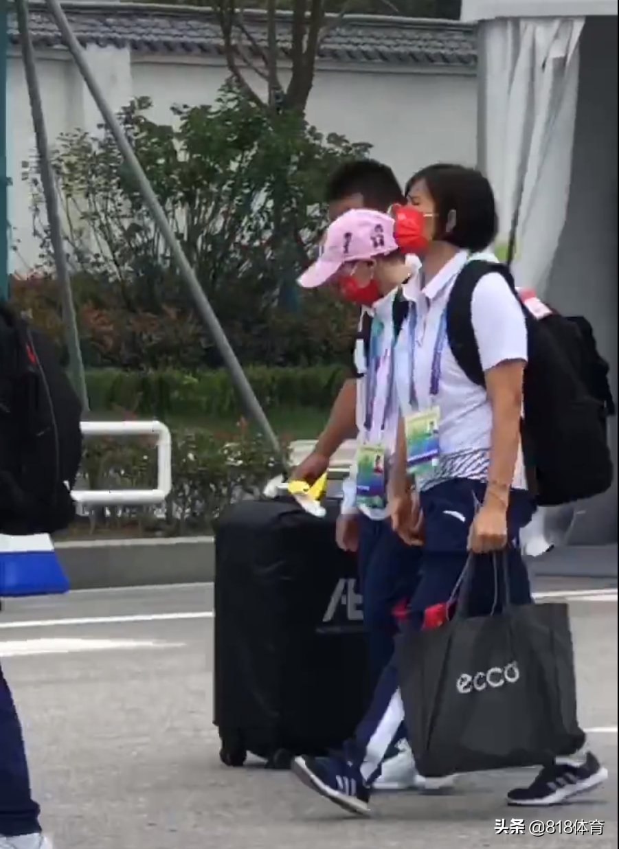 团宠!全红婵进全运村广东队领导牵手怕丢,老父亲何教练一步三回头