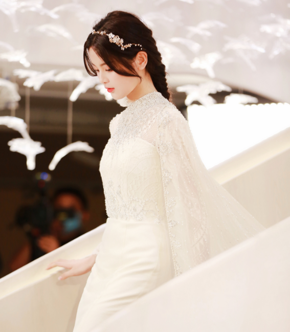 杨超越挑战jk学生风，白长袜穿成“堆堆袜”，这