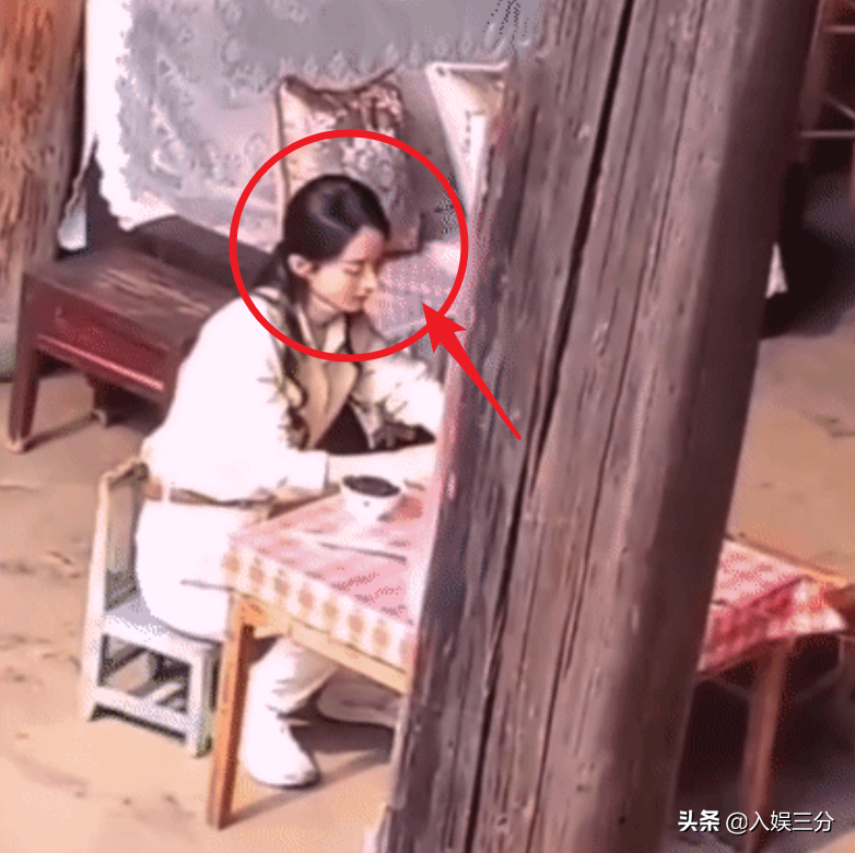 赵丽颖干农活路透曝光，看清她脚下的鞋子，有