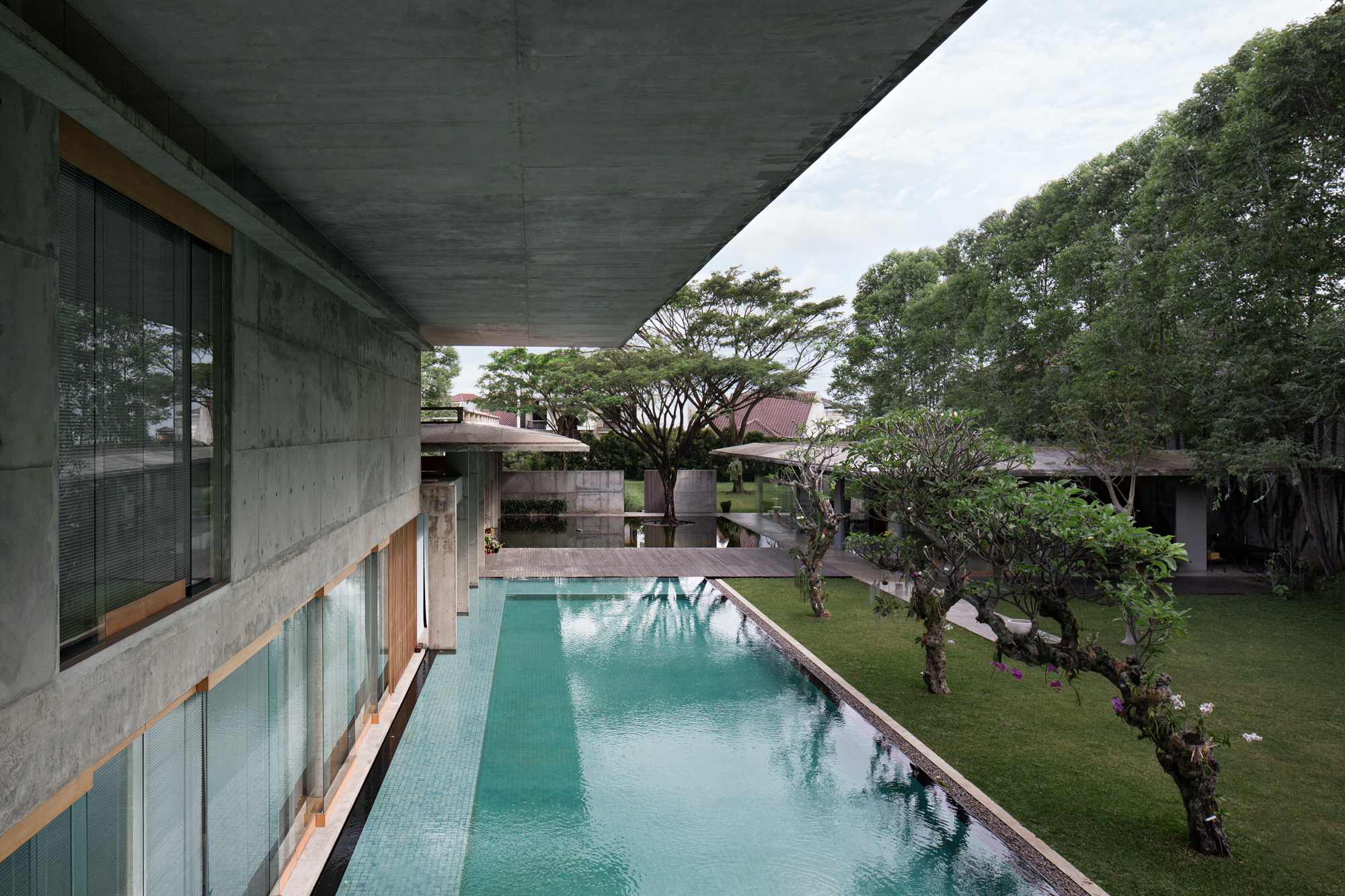 2000m²清水混凝土别墅，仅四居室却有700m²水池和3000m²花园