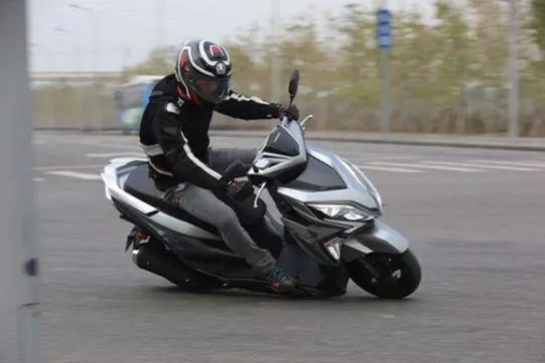 谁说踏板没灵魂？这几款不到两万的踏板摩托看了准心动