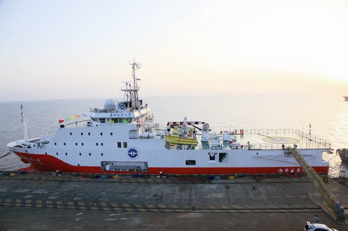 美军闪电航母再次南海挑衅，半路止步不前，万