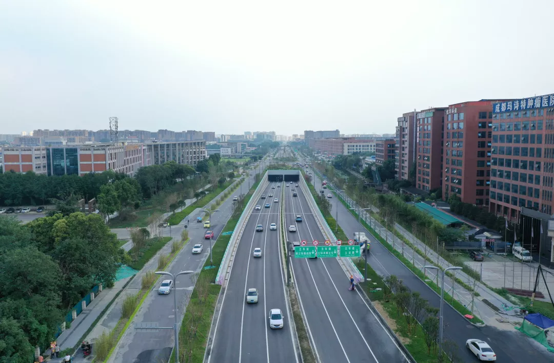 迪康大道至天朗路段已全线通车新修的"羊西线"快速路主道在绕城高速